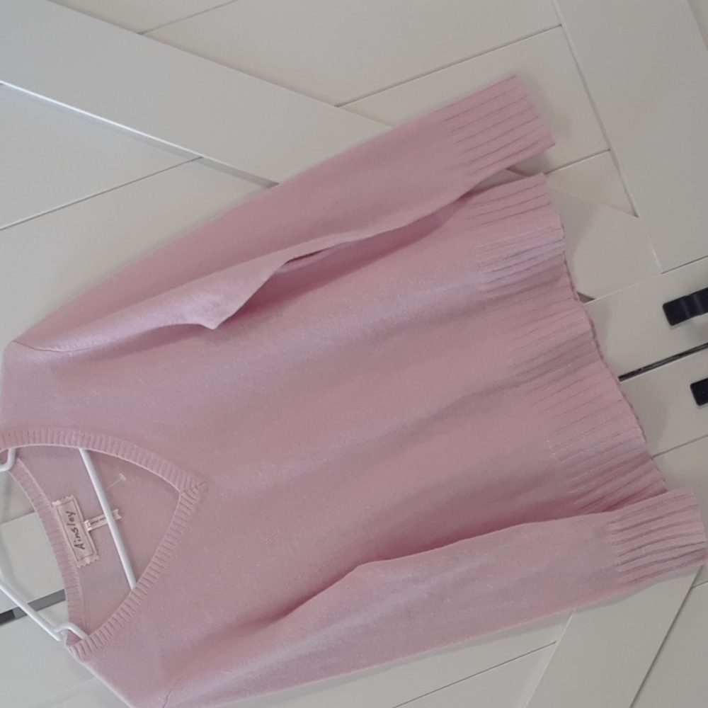 NEW! AINSLEY CASHMERE V NECK..M